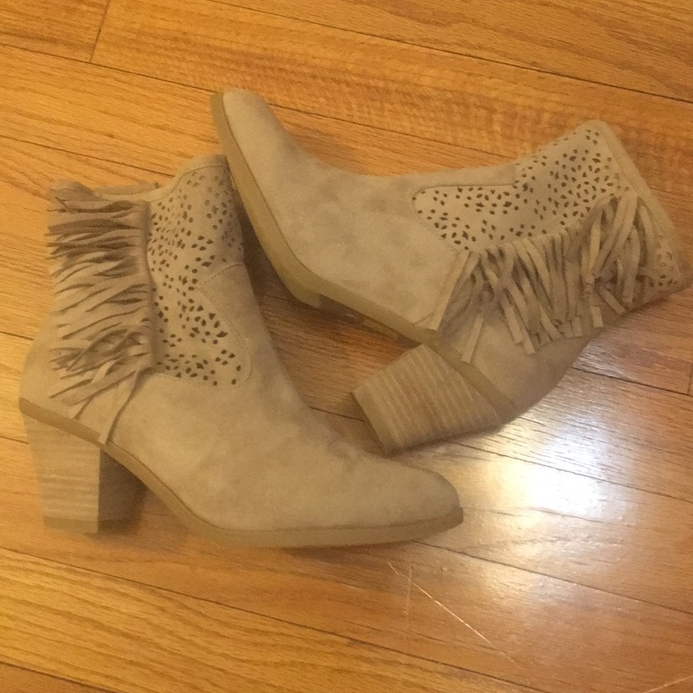 NIB Olivia Miller tan suede fringed booties
